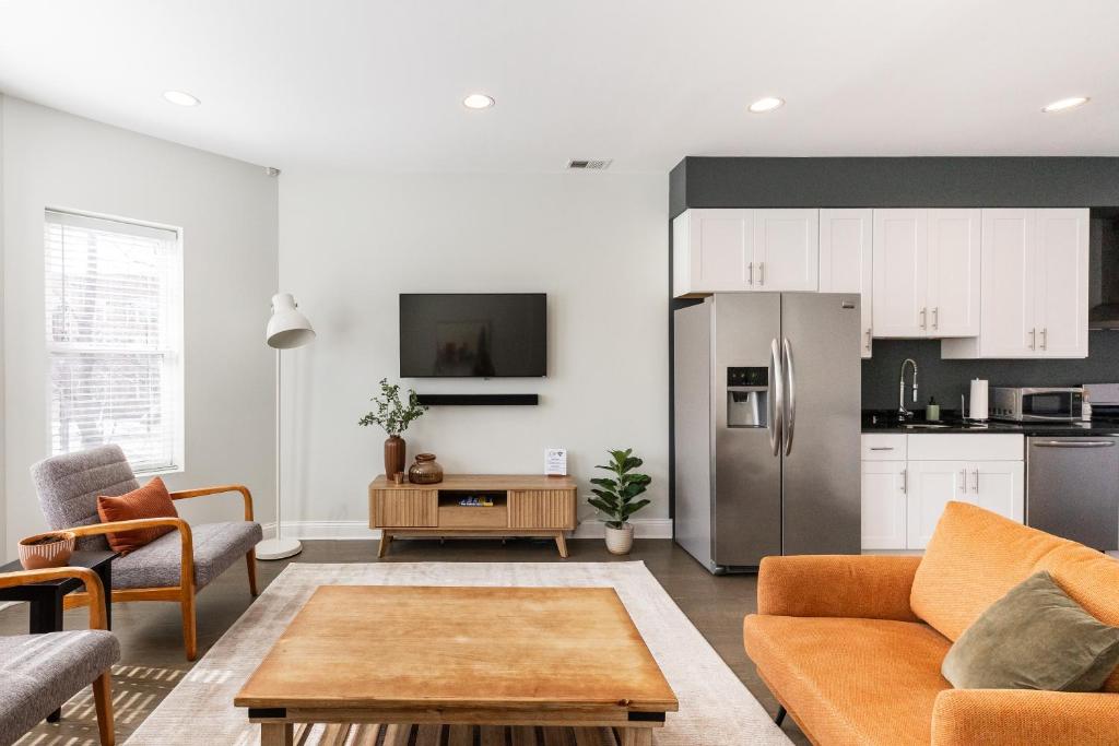 Η κουζίνα ή μικρή κουζίνα στο Uptown Bright & Modern Apt - Steps to Lake, Train, Amazing Food & Free Parking