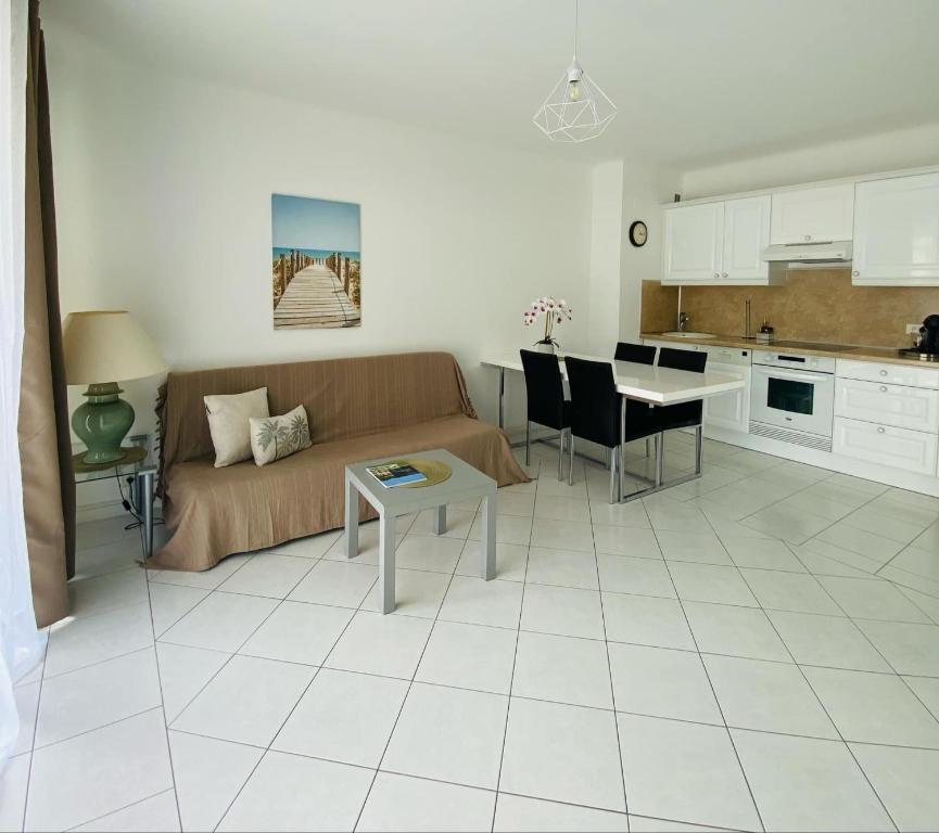 un salon et une cuisine avec un canapé et une table dans l'établissement Studio Cannes la Croisette, à Cannes