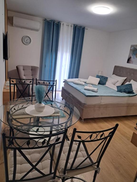 Postel nebo postele na pokoji v ubytování Apartman Lučiano Aranđelovac