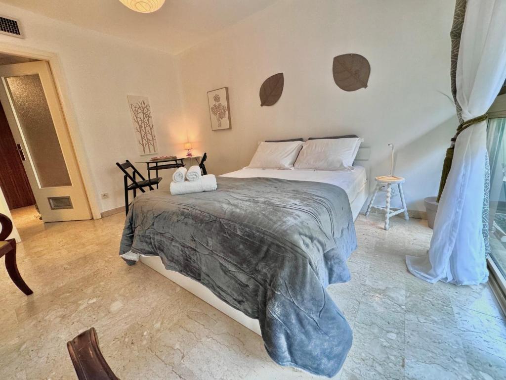 une chambre avec un lit avec un ours en peluche dessus dans l'établissement A G Cocon Massenet - Grimaldi - Promenade des Angl, à Nice