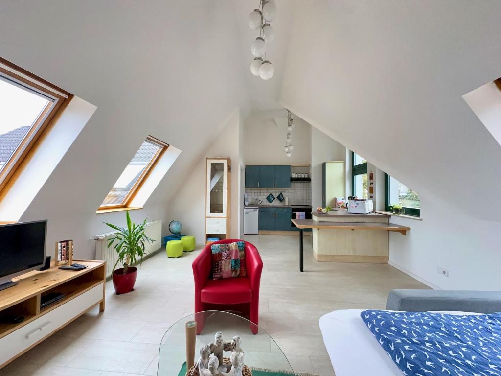 a room with a bed and a living room at Ferienwohnung am Berliner Stadtrand in Berlin