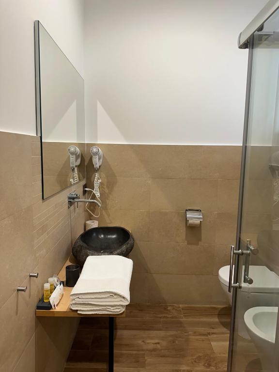 łazienka z umywalką i toaletą w obiekcie Olivia Rooms Eurialo w mieście Belvedere