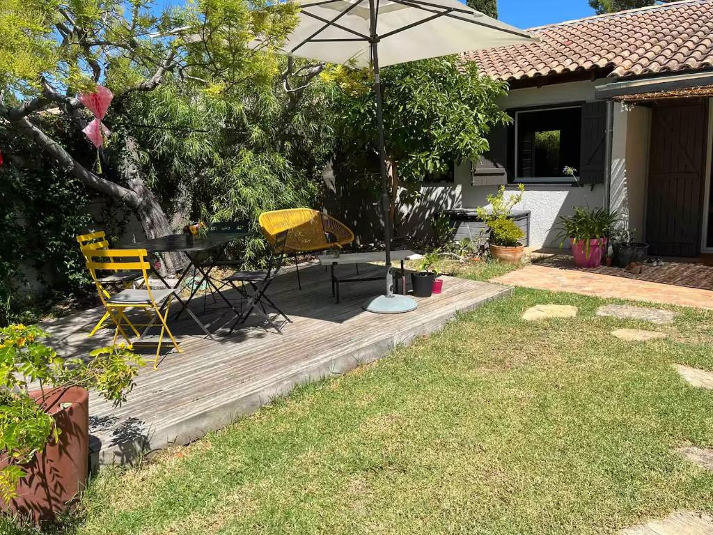 Photo de la galerie de l'établissement Villa avec jardin, bord de mer et colline, à Saint-Cyr-sur-Mer