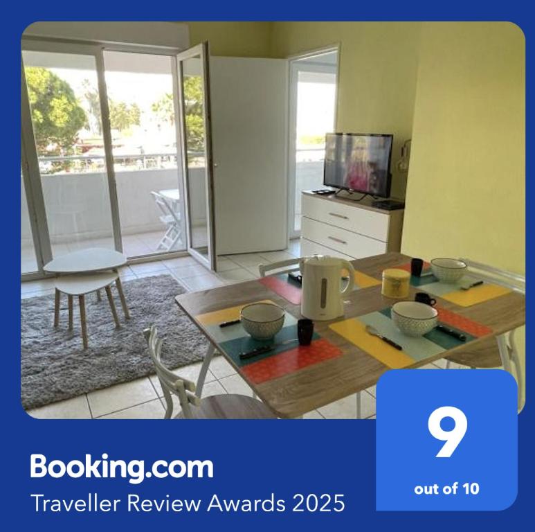 un salon avec une table et une salle à manger dans l'établissement LUMINEUX 2 PIECES, TERRASSE, GARAGE PRIVE, en BORD DE MER, à Villeneuve-Loubet