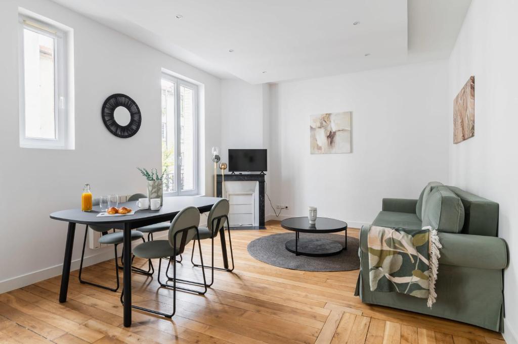 un salon avec une table et un canapé dans l'établissement Appartement 60m2 refait a neuf - Paris 12 - 4p, à Paris