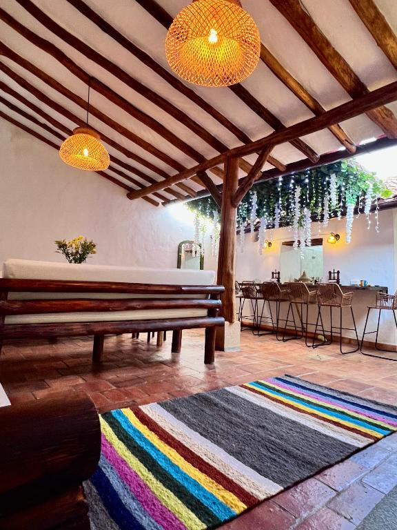 a living room with a bench and a table at Habitación doble Monarca 2 ó 3 camas in Barichara