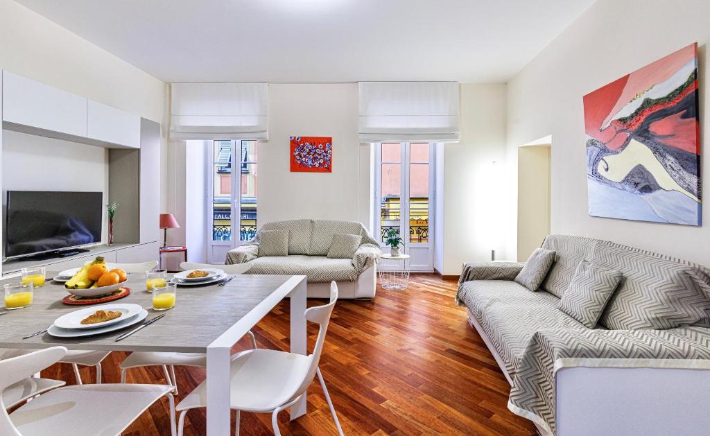 un salon avec une table et un canapé dans l'établissement Palais de la Rose-centre-clim-plage, à Menton