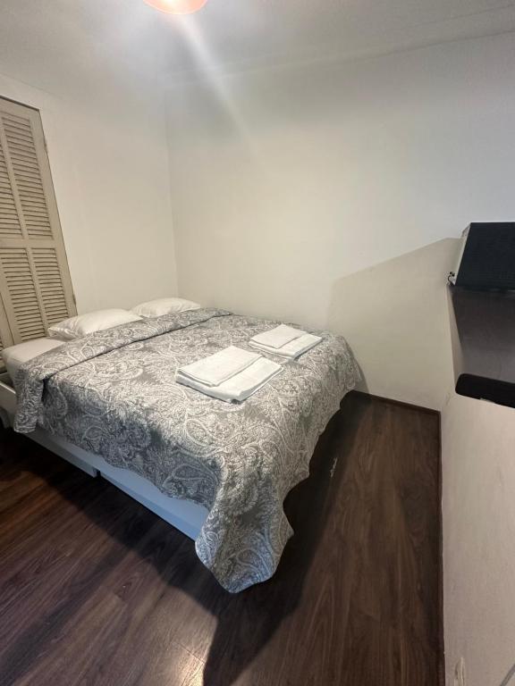 - une petite chambre avec un lit et une table dans l'établissement Estudio 20 m2, à Nice