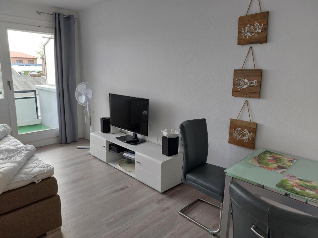 TV a/nebo společenská místnost v ubytování Sonnenschein 2 inkl Strandkorb vom 01 05-01 10