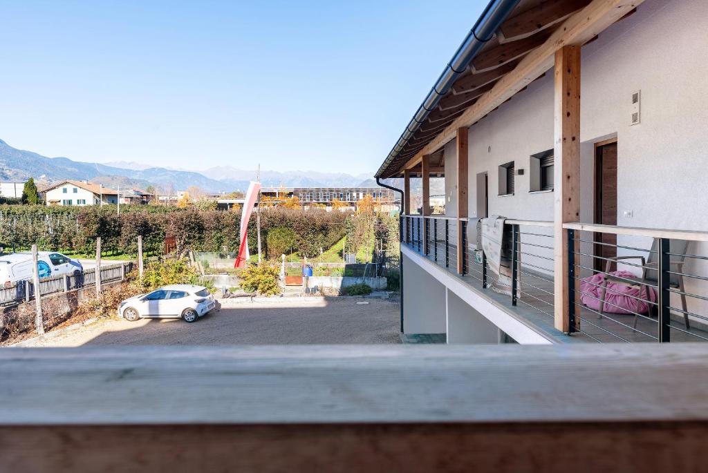 Vista generica sulle montagne o vista sulle montagne dall'interno dell'appartamento