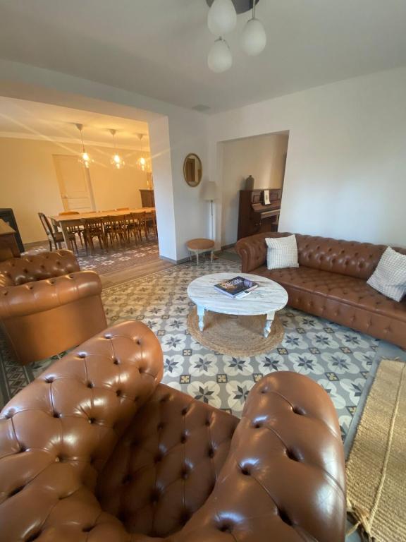 un salon avec un canapé et une table dans l'établissement La Maison Bonne Aventure, à Saint-Mitre-les-Remparts