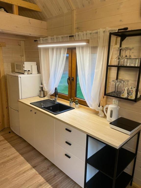 Eldhús eða eldhúskrókur á BORSKÓWKA domki z balią z jacuzzi i sauna
