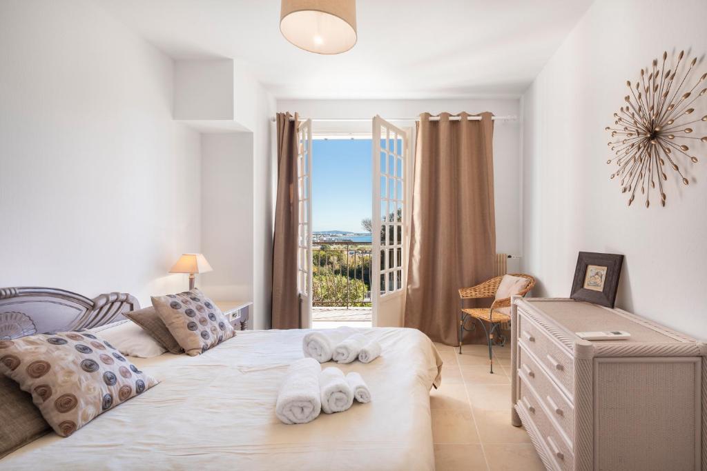 une chambre avec un lit avec des serviettes dessus dans l'établissement Capleouna-Saint-Andrieu, à Villeneuve-Loubet