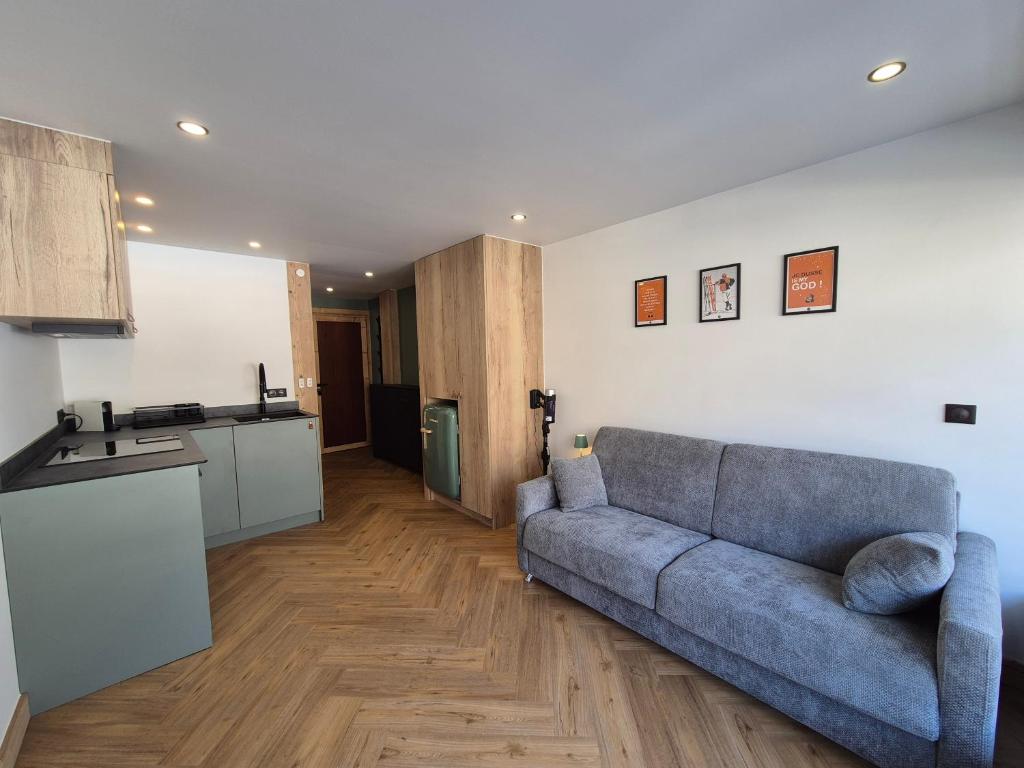 ein Wohnzimmer mit Couch und Küche in der Unterkunft ROCH B300 - Magnifique studio - Centre Bourg Saint Maurice in Bourg-Saint-Maurice