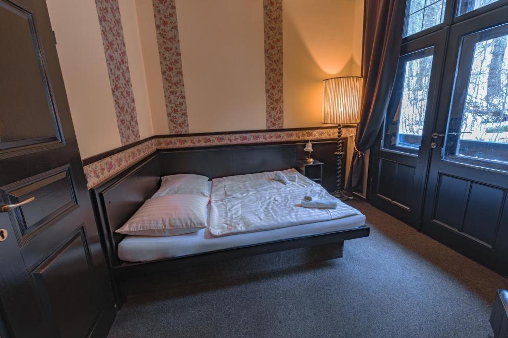 Postel nebo postele na pokoji v ubytování Hotel Lovecký zámeček Orion