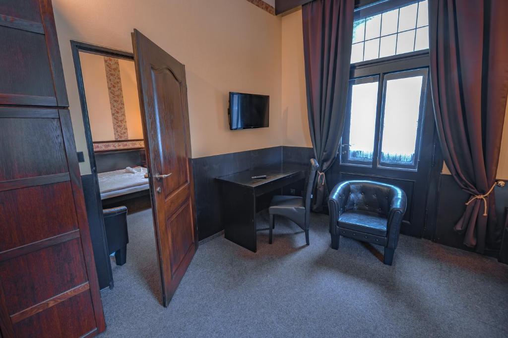 TV a/nebo společenská místnost v ubytování Hotel Lovecký zámeček Orion