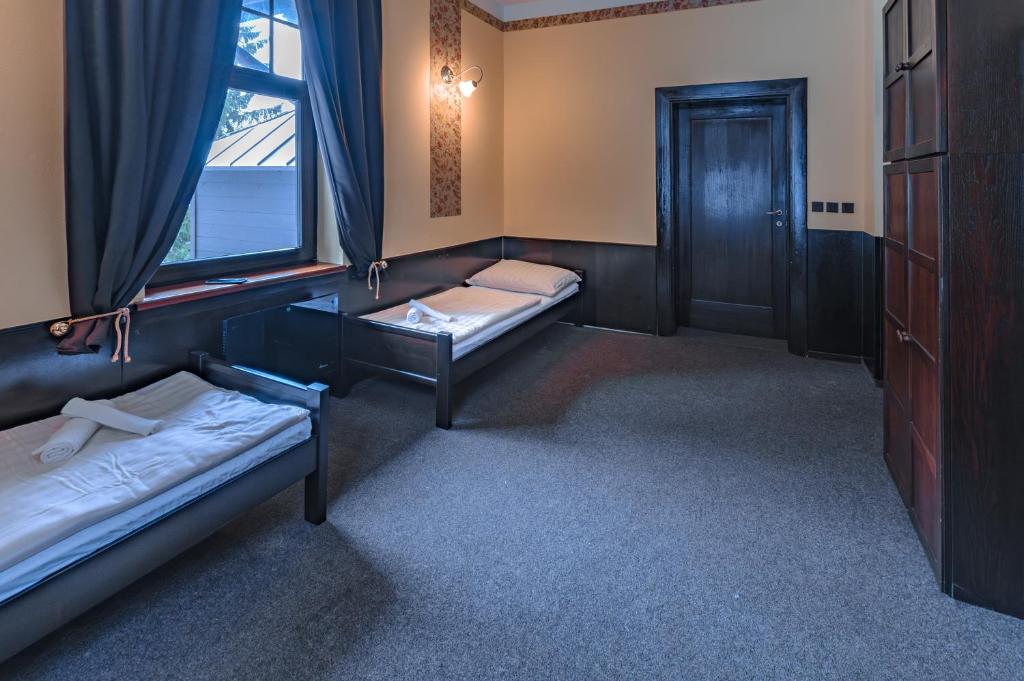 Postel nebo postele na pokoji v ubytování Hotel Lovecký zámeček Orion