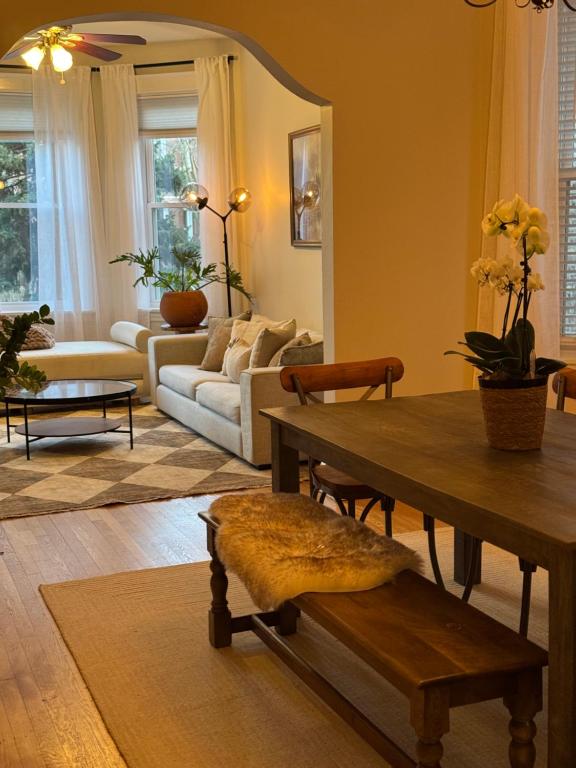 un soggiorno con un tavolo e un divano di The Avondale Retreat a Chicago