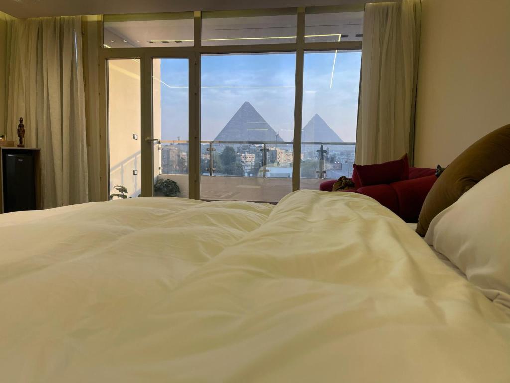 Postel nebo postele na pokoji v ubytování Roone pyramids view inn