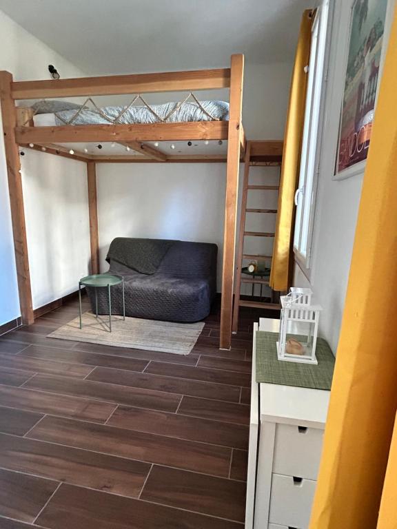 - un salon avec un canapé et des lits superposés dans l'établissement Agréable Studio Rénové avec place de parking, à Bandol