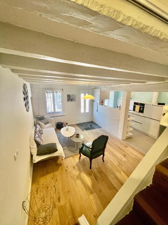 un salon avec un canapé et une table dans l'établissement Cozy House - Roissy CDG Paris - Parc-expo -Astérix, à Louvres