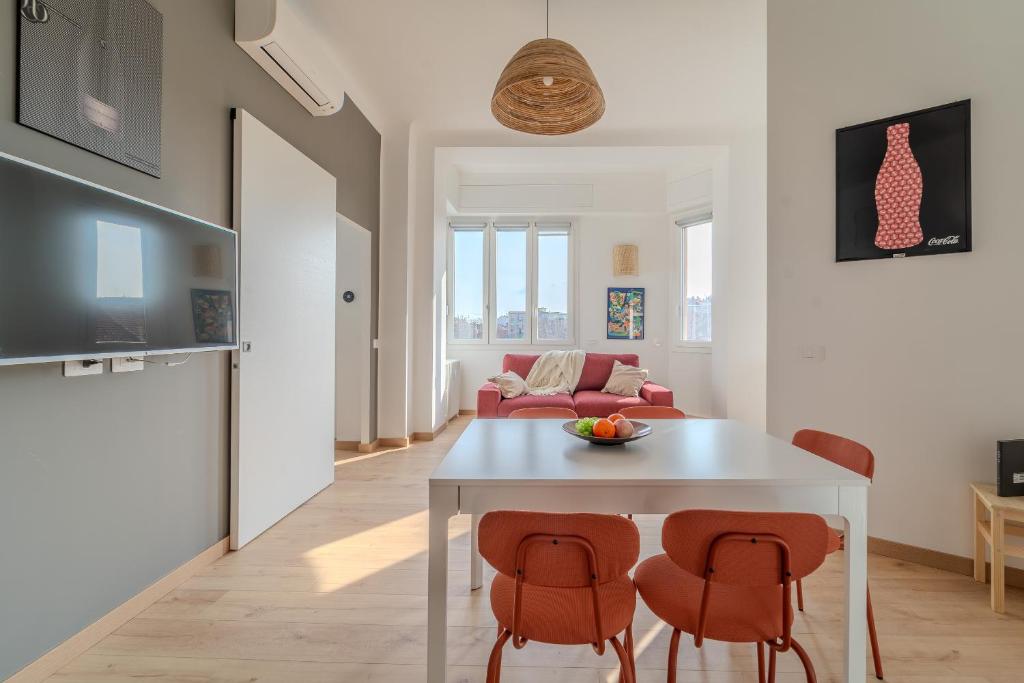 une cuisine et un salon avec une table et des chaises dans l'établissement Urban View Apartment - Argonne, à Milan