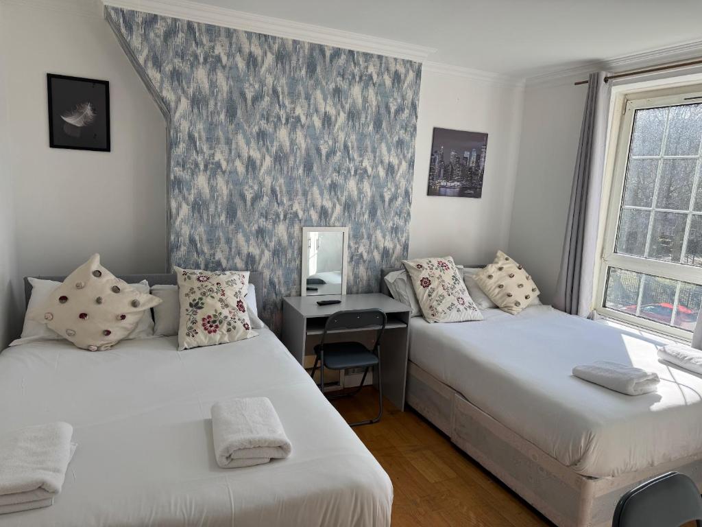 Ένα ή περισσότερα κρεβάτια σε δωμάτιο στο Budget Grey House