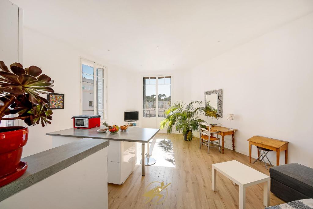 - une cuisine et un salon avec un comptoir et une table dans l'établissement Spacieux et lumineux - Coeur de quartier Gare de Hyeres - Wifi Fibre, à Hyères