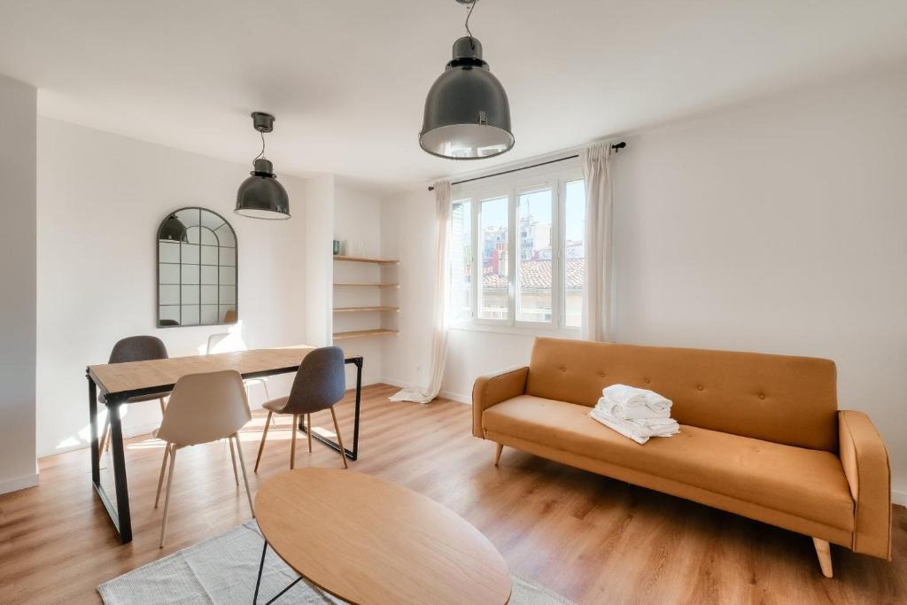 un salon avec un canapé et une table dans l'établissement Superbe F3 proche des Terrasses du Port, à Marseille