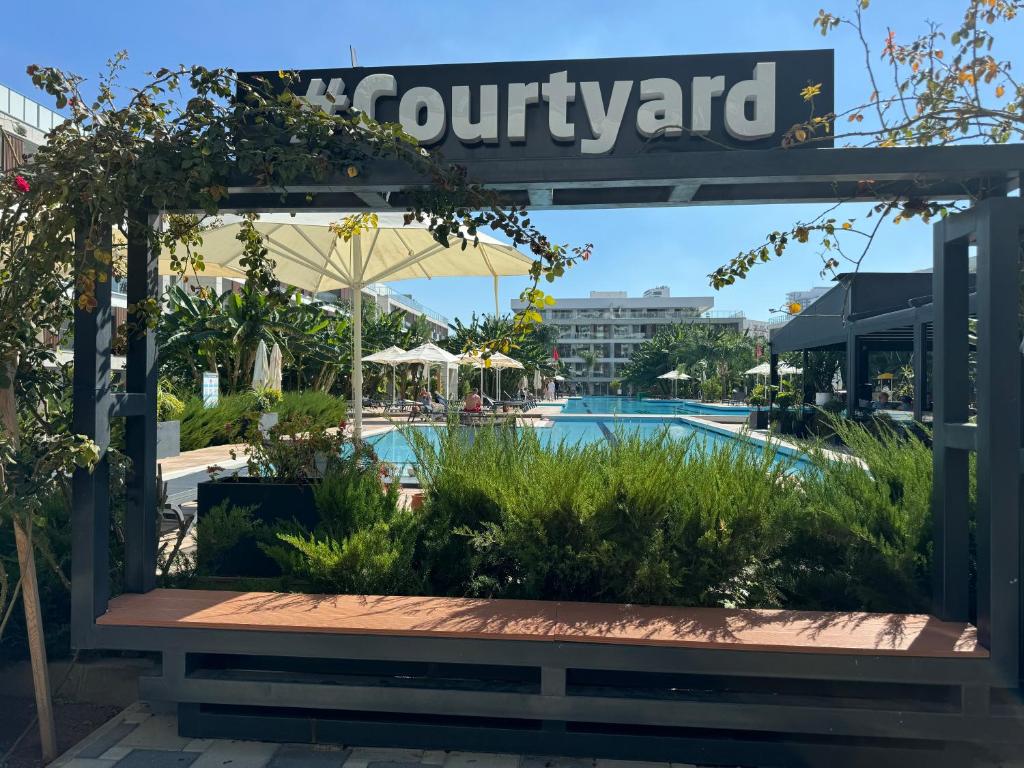 Hồ bơi trong/gần Courtyard Long Beach 2-bedroom LUX apartment