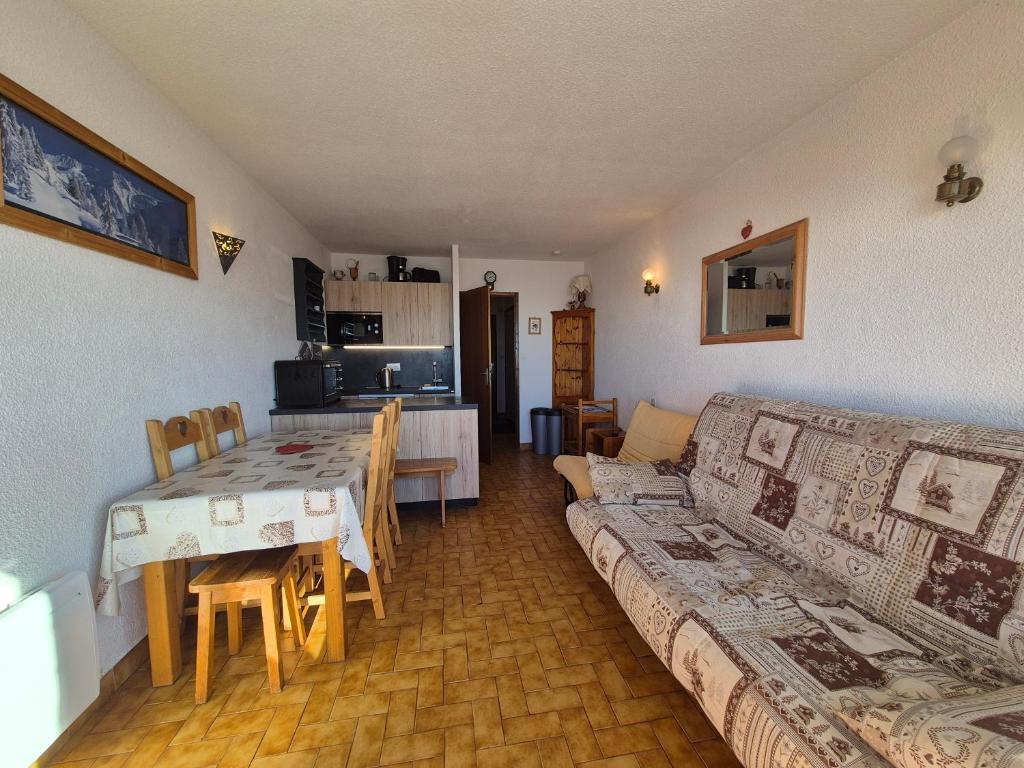 un salon avec un canapé et une table dans l'établissement Chalet de la Rosière 8E - Appartement 5 pers, pied des pistes - La Rosière, à Montvalezan