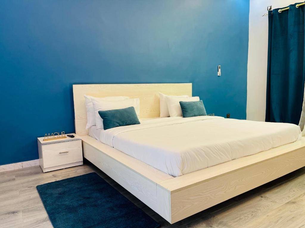 En eller flere senge i et værelse på Welcome Home Saint Louis