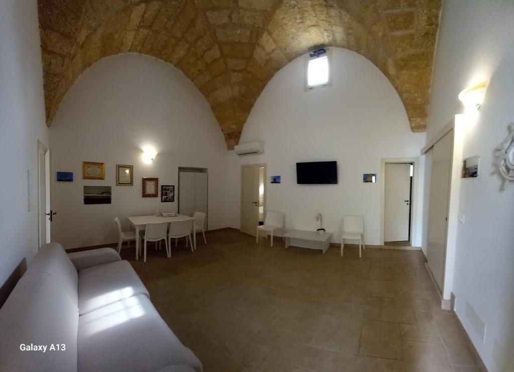 TV a/nebo společenská místnost v ubytování TORRE SUL MARE affittacamere Ugento
