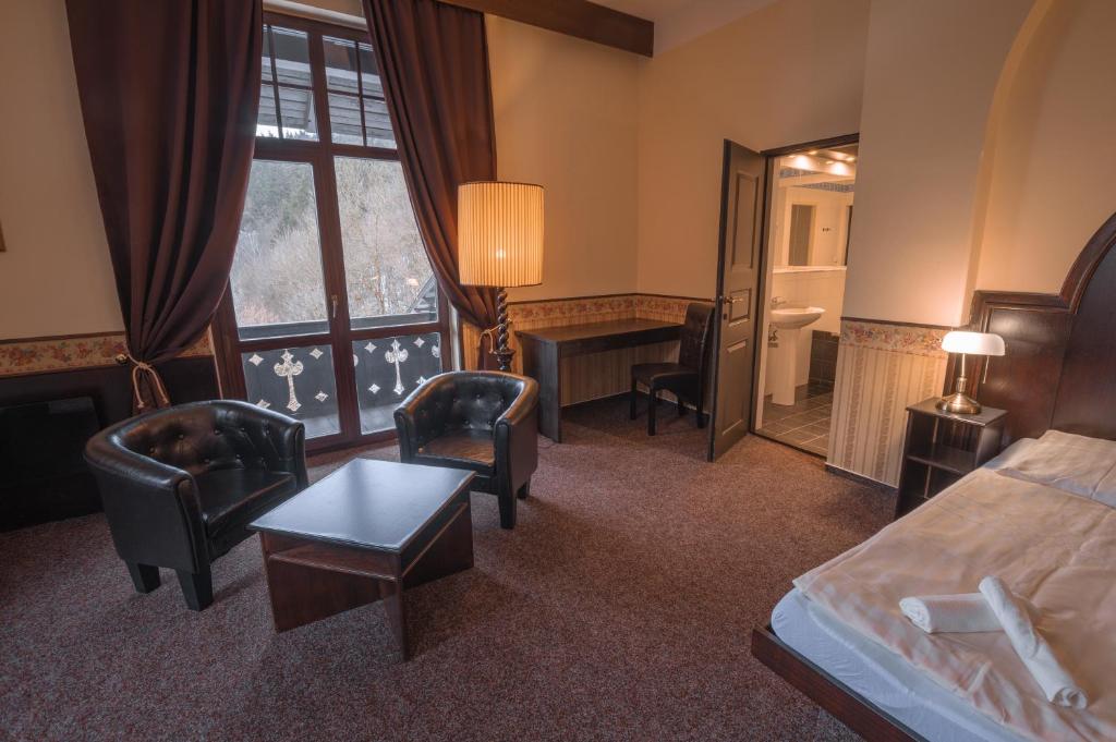 Postel nebo postele na pokoji v ubytování Hotel Lovecký zámeček Orion