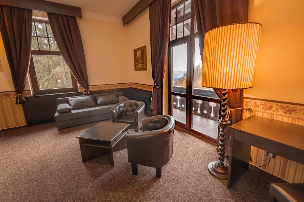 Posezení v ubytování Hotel Lovecký zámeček Orion