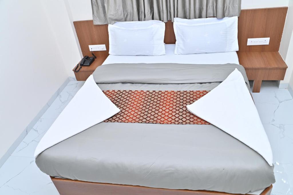 Postel nebo postele na pokoji v ubytování Hotel Sai Sneha