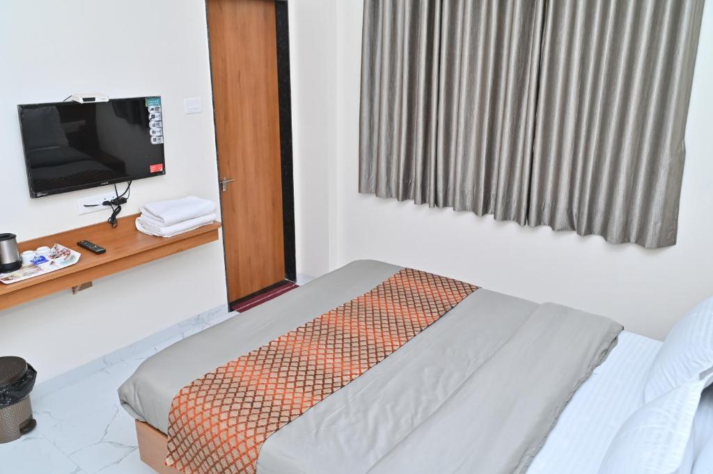 TV a/nebo společenská místnost v ubytování Hotel Sai Sneha
