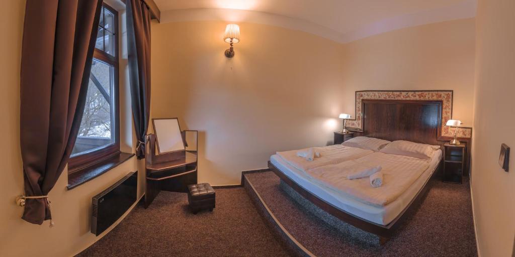 Postel nebo postele na pokoji v ubytování Hotel Lovecký zámeček Orion