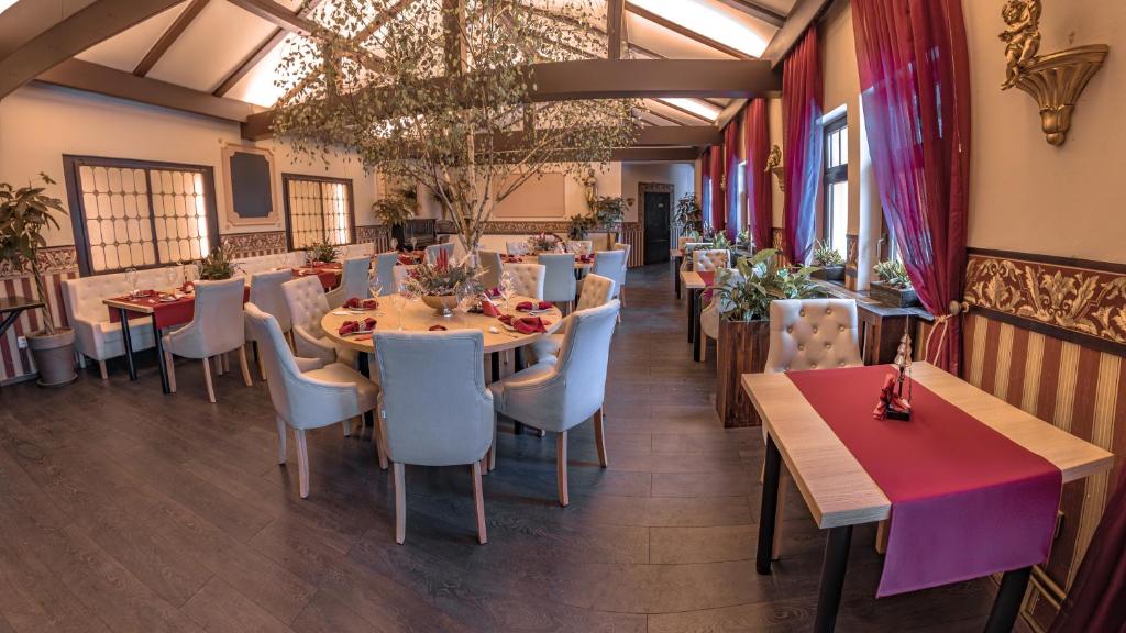 Restaurace v ubytování Hotel Lovecký zámeček Orion