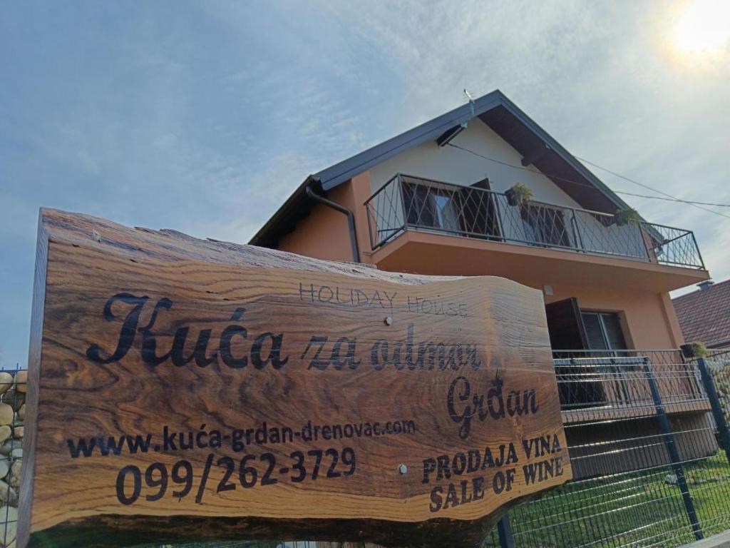 a wooden sign in front of a house at Kuća za odmor Grđan in Slatinski Drenovac