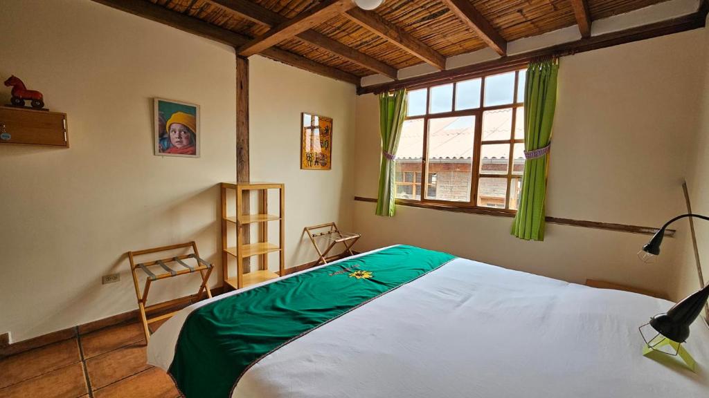 Postel nebo postele na pokoji v ubytování Inti Sisa Art Guesthouse