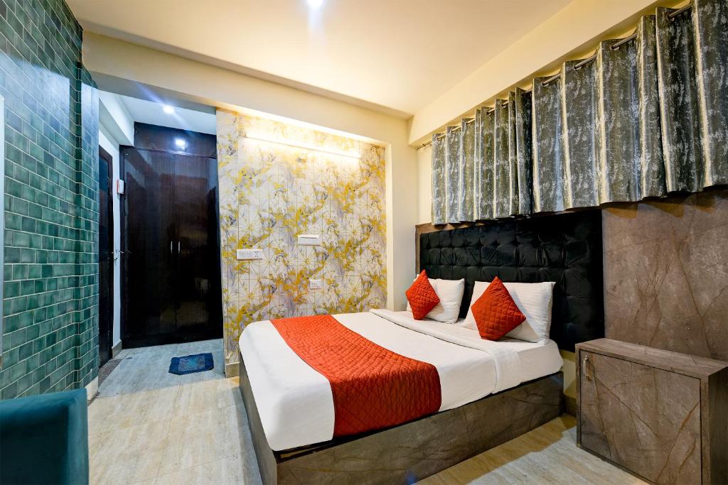 Postel nebo postele na pokoji v ubytování Hotel Eddission View Near Delhi Airport