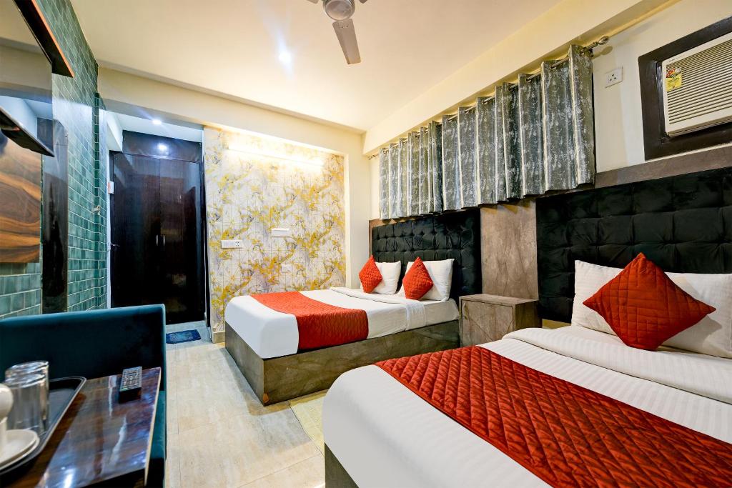 Postel nebo postele na pokoji v ubytování Hotel Eddission View Near Delhi Airport