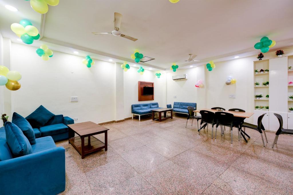 Posezení v ubytování Hotel Eddission View Near Delhi Airport