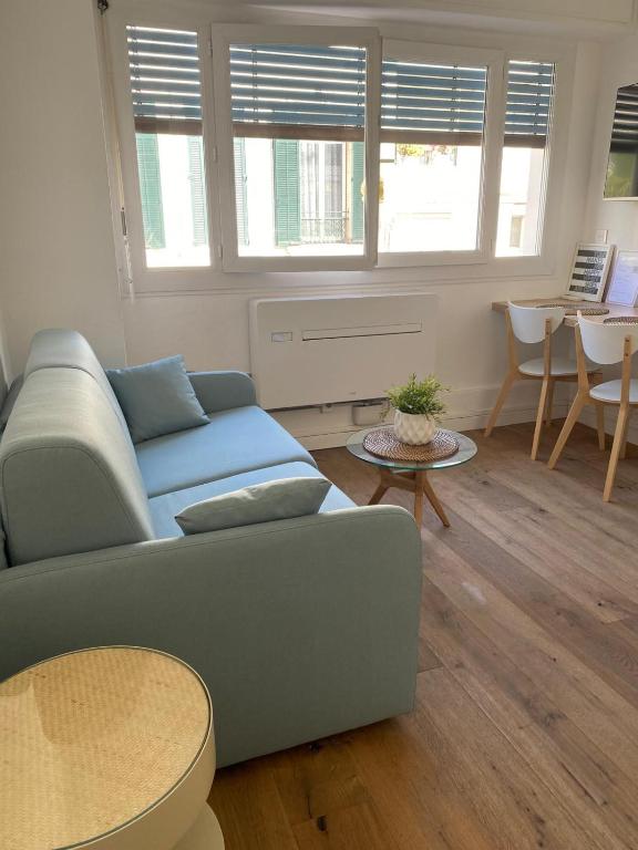 un salon avec un canapé et une table dans l'établissement Superbe 2 Pièces à cannes plage Festival !, à Cannes