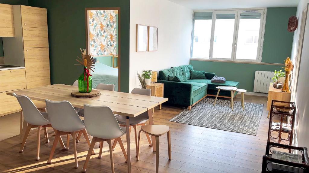 un salon avec une table, des chaises et un canapé dans l'établissement - La Jungle -, à Strasbourg