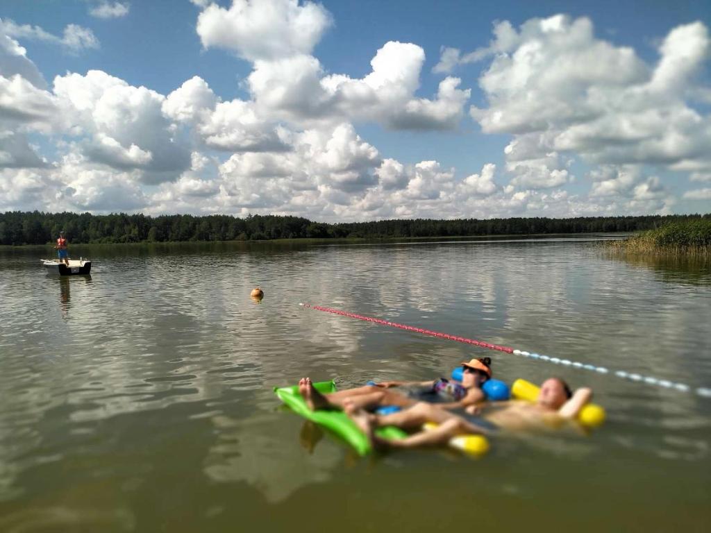Výhled na řeku, která protéká v blízkosti chaty