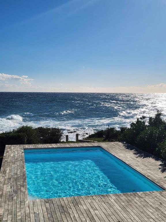 une piscine avec l'océan en arrière-plan dans l'établissement villa de la mer, à Conca