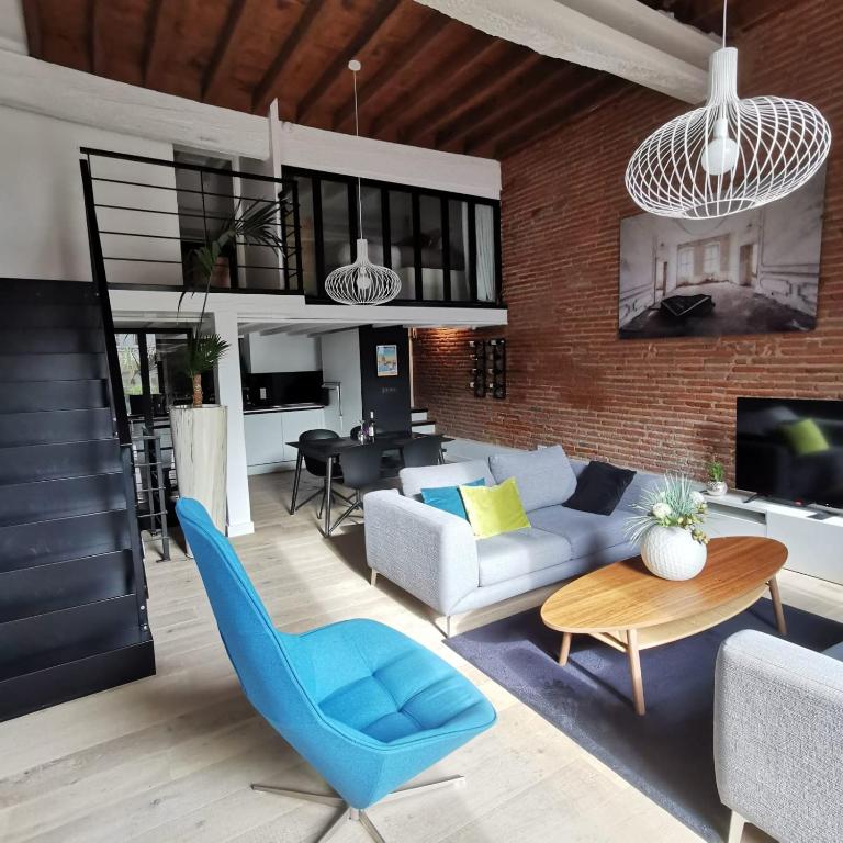 un salon avec un canapé et une table dans l'établissement Exceptional T3 with terrace in hypercentre, à Toulouse
