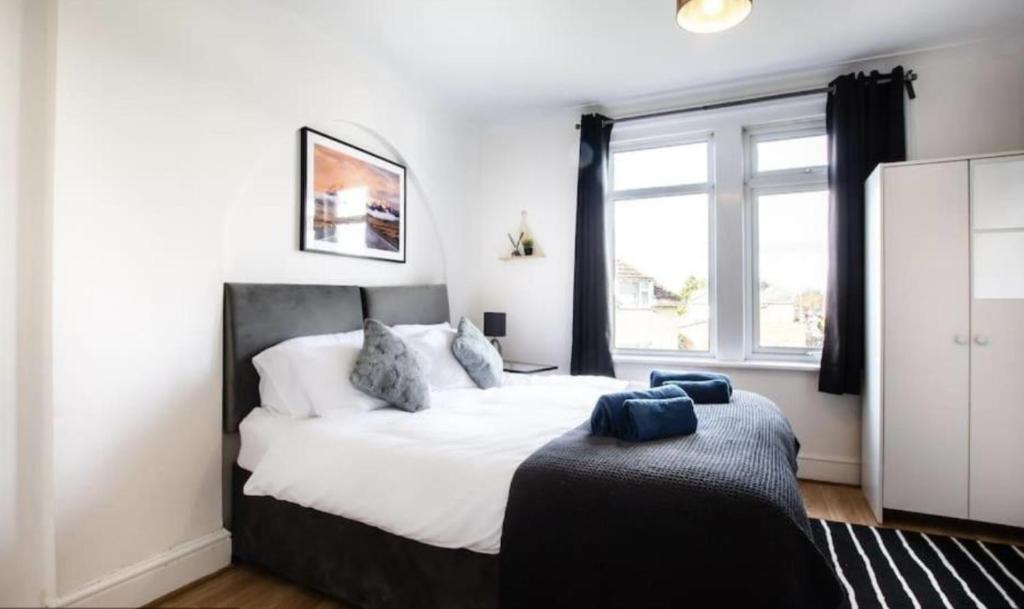 Postel nebo postele na pokoji v ubytování Central Swindon Comfort - 2 bed apart, high speed wifi, parking